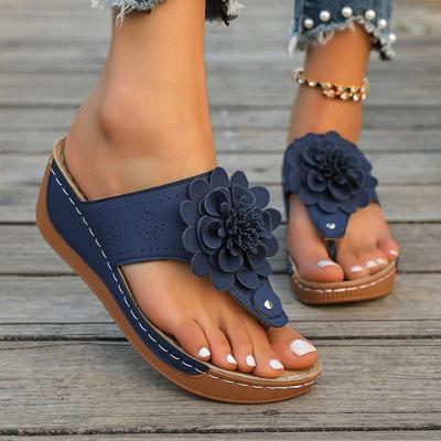 Модные винтажные шлепанцы на средней танкетке, женские повседневные шлепанцы с большим цветочным декором, женские летние богемные шлепанцы-облака 2025