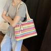 Вместительная соломенная сумка контрастного цвета женская 2025 новая модная通勤肩包休闲百搭便携手提包
