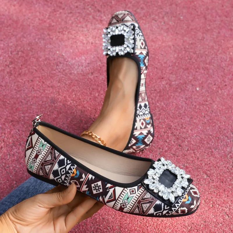 Модная обувь для женщин 2024 года, горячая распродажа, женские туфли на плоской подошве One Kick, осенние туфли с круглым носком и стразами, разноцветные, повседневные, удобные туфли на плоской подошве