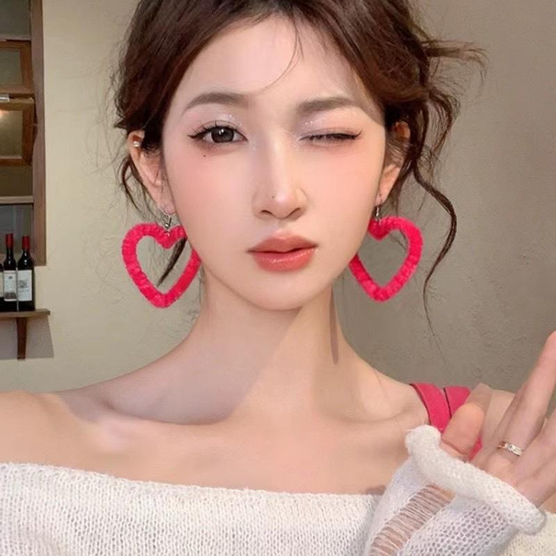 Милые серьги-гвоздики розового цвета в стиле Барби, подчеркивающие лицо, тонкую и большую любовь, плюшевые розово-красные упругие серьги-клипсы