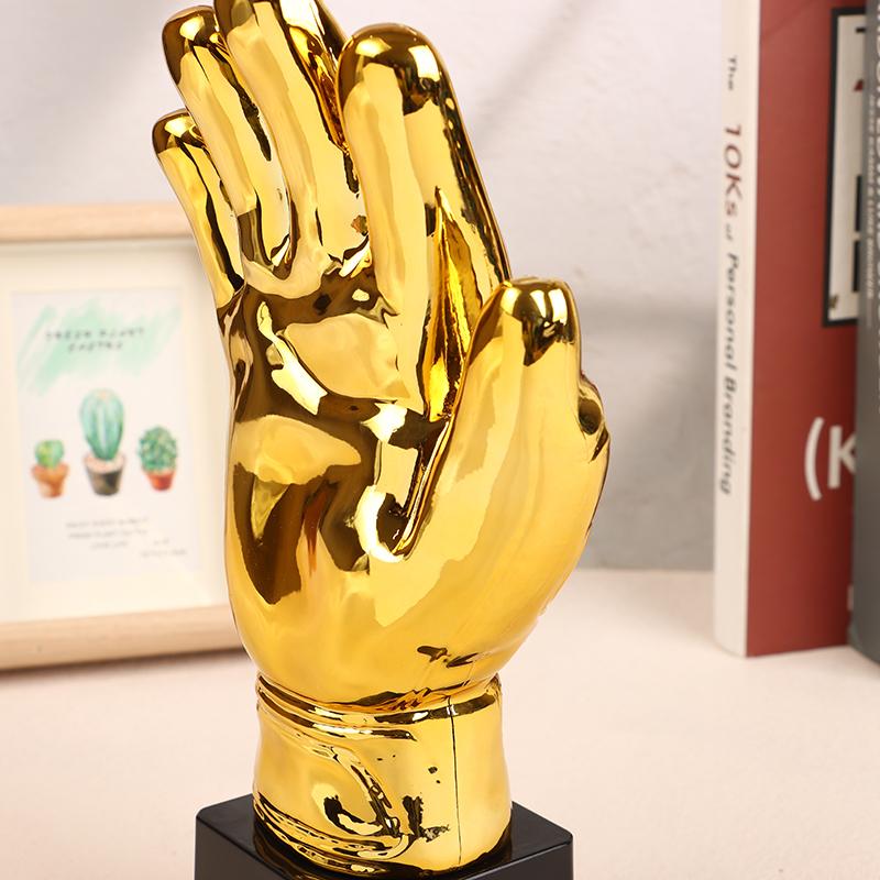 Победитель футбольного трофея «Золотые перчатки» Золотые трофеи Соревнование вратарей по футболу Перчатки для взрослых Награда для школьников Кубок трофеев