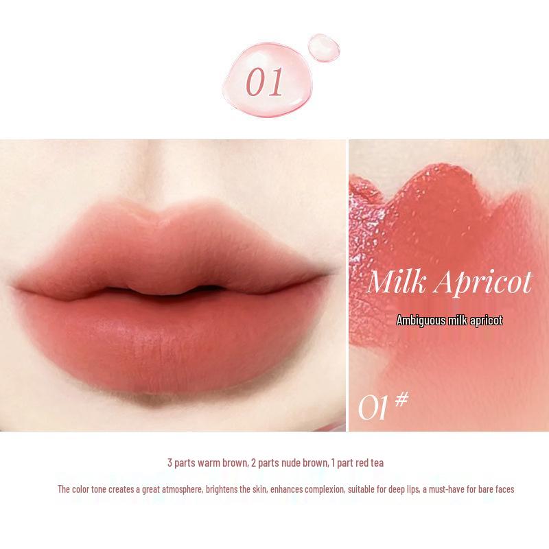 Novo Light Nude Водный спрей-блеск для губ: Шелковистая, гладкая текстура с натуральным, легко наносимым цветом, который придает губам сияние.