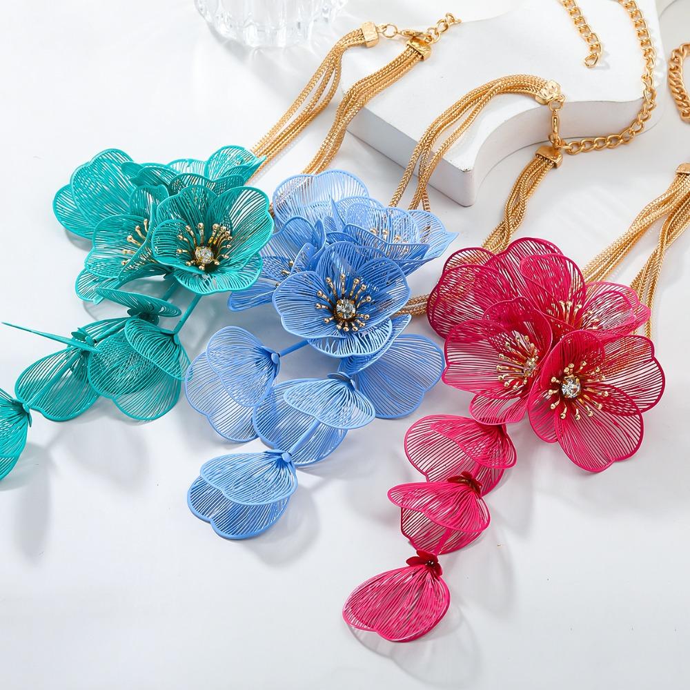Luxury Cutout Flower Neck Pendant Zinc Zinc Alloy Floral Tassel Necklace Exaggerated Flower Necklace  Beach