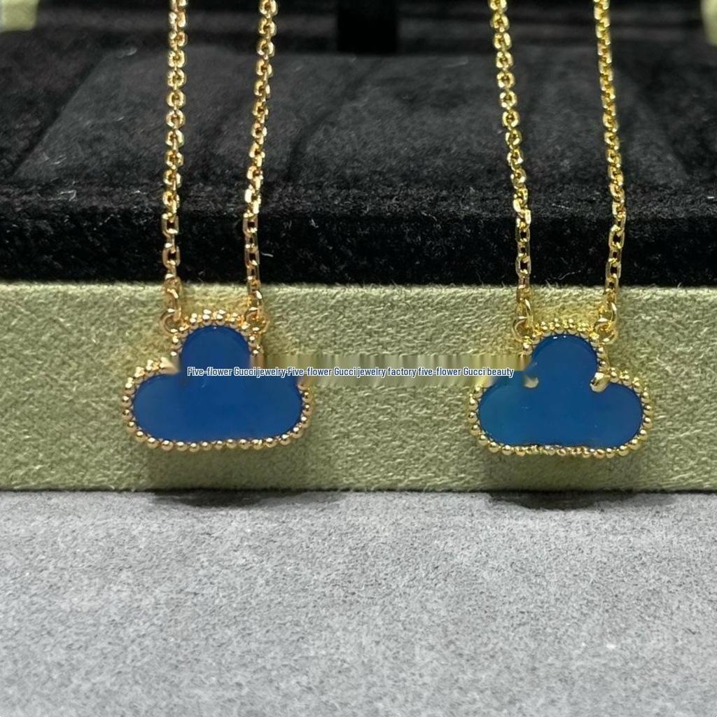 Ожерелье «Четырехлистный клевер» Van Cleef: Золотой кулон с дизайном в виде пяти цветков, с белым перламутром, красным агатом и бриллиантом для женщин.