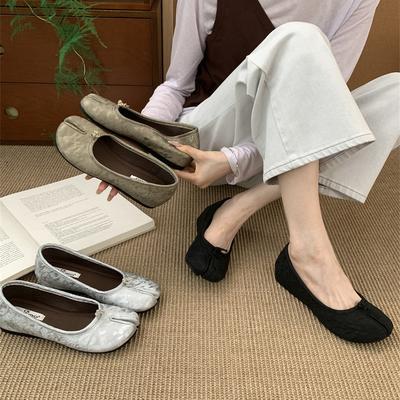 Внутренние замшевые туфли с раздвоенным носком на танкетке, женские туфли-лодочки с мелким вырезом, новая французская ретро-красная темпераментная обувь-подковы 2025 года