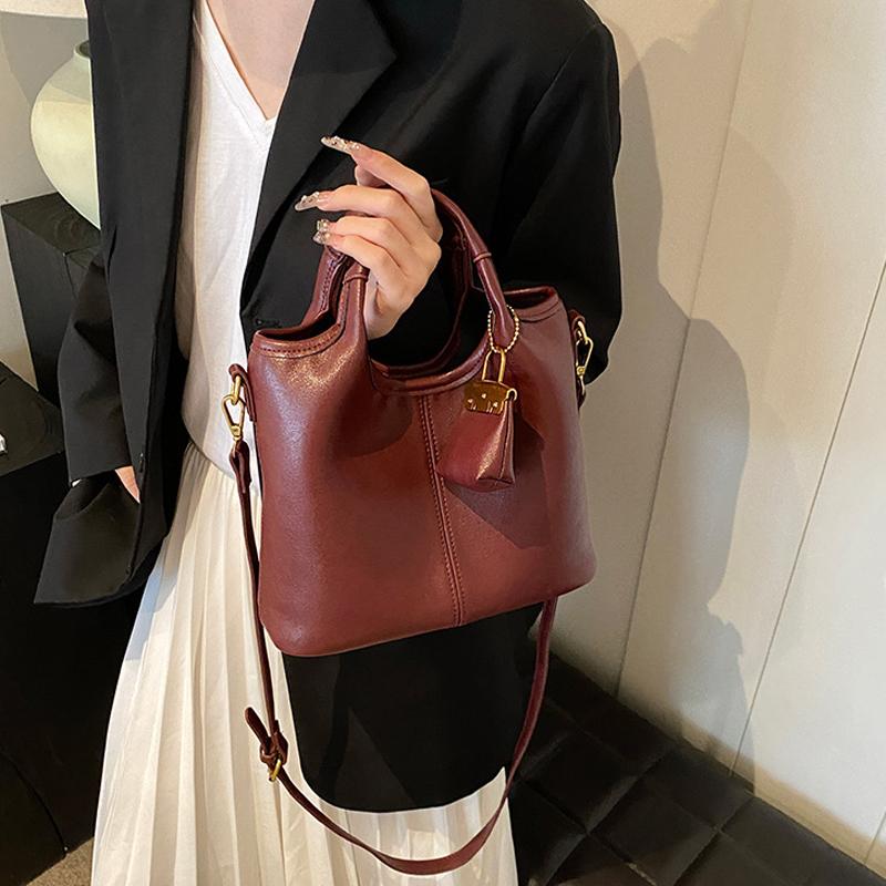 Дизайнерская модная маленькая сумка через плечо из искусственной кожи для женщин, зимняя новая простая сумка через плечо