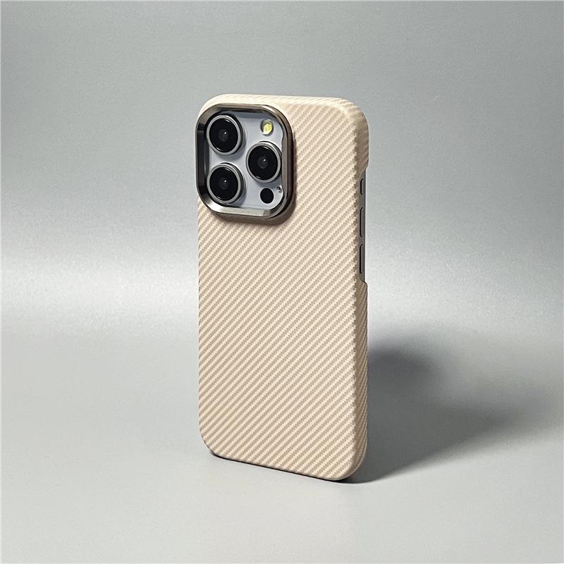 Магнитный чехол с текстурой кевлара и углеродного волокна для iPhone 17 Pro Max