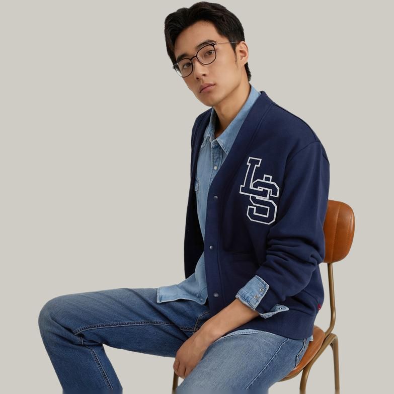 Levis Флисовый трикотажный свитер с V-образным вырезом и длинными рукавами свободного кроя с принтом в виде бархатистой нашивки для мужчин Темно-синий 002HM-0001