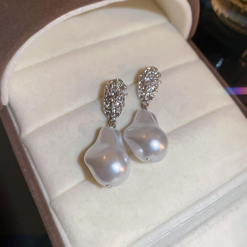 Серебряные серьги с геометрическим жемчугом: Шикарный, универсальный дизайн для женщин