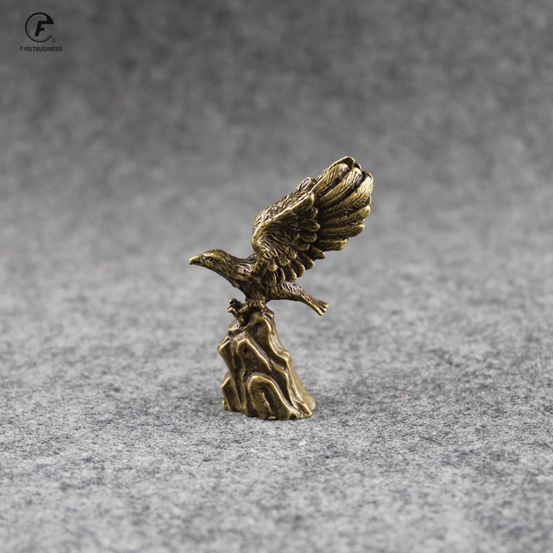 Антикварные ornaments из цельной меди Статуэтка молодого орла из бронзы Латунные миниатюрные фигурки Домашние украшения Декор для офисного стола Чайные питомцы