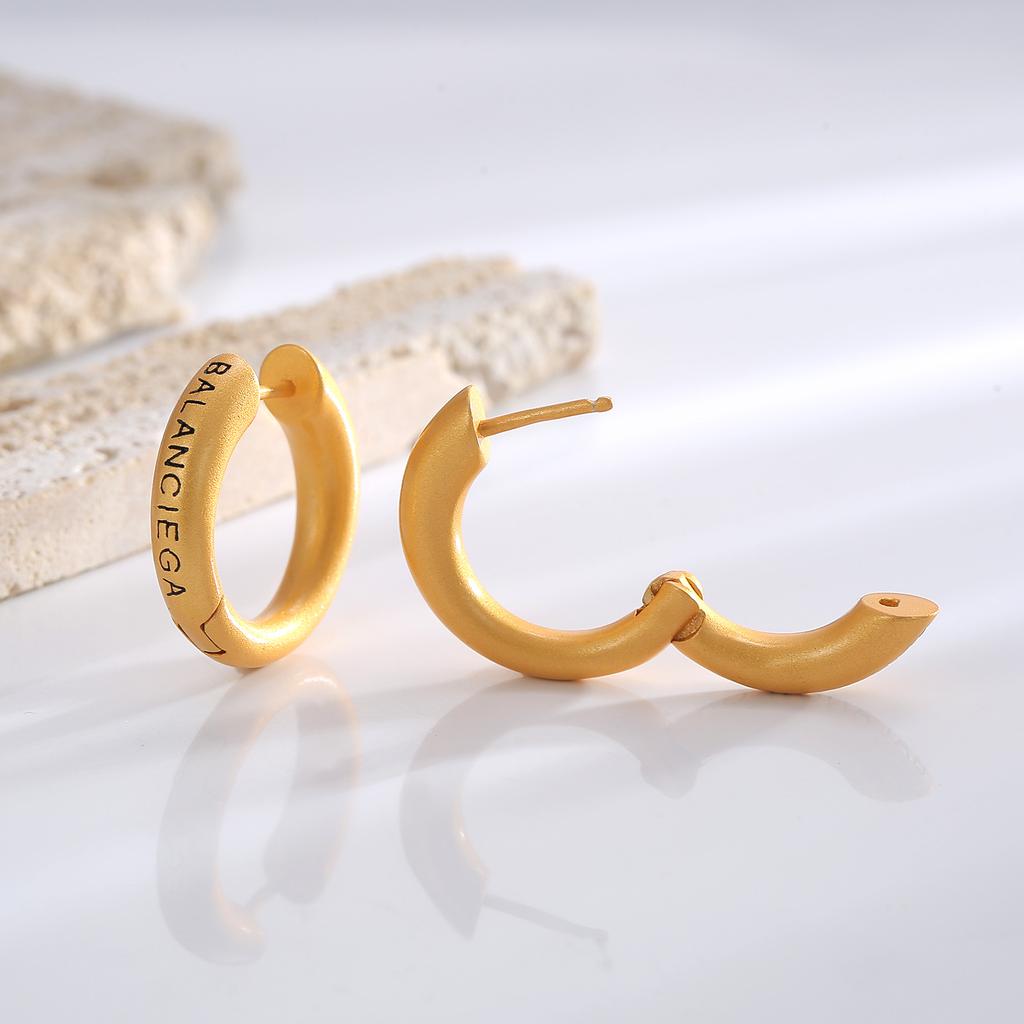 Стильные простые буквы из металла с матовой текстурой, круглые серьги, металлическая холодная ниша, текстура, пряжка для ушей, мода