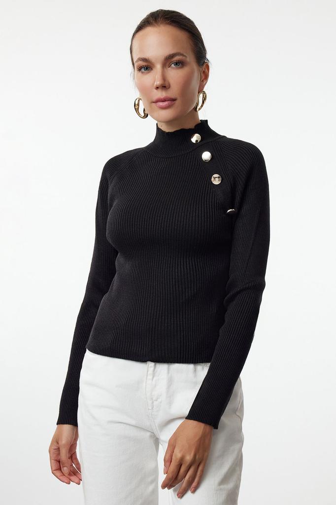 Женский свитер в элегантном стиле с зеленой пуговицей и детальным тонким трикотажным свитером