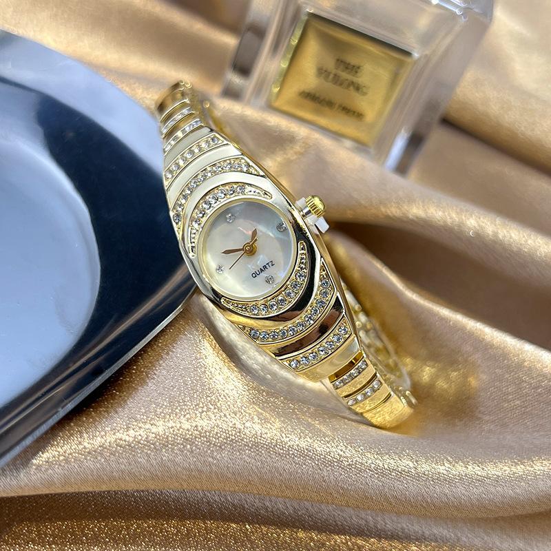 Женские часы 'Водная рябь' Маленькие и изящные овальные кварцевые часы, инкрустированные бриллиантами