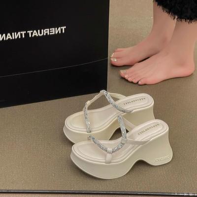 Французские шлепанцы на толстой подошве со стразами для женской уличной обуви 2025 новый летний ретро удобный универсальный маффин низ прохладные шлепанцы