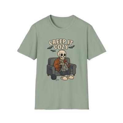 Унисекс футболка Softstyle Creep It Cozy Смешной скелет вяжет Хэллоуин Паутина