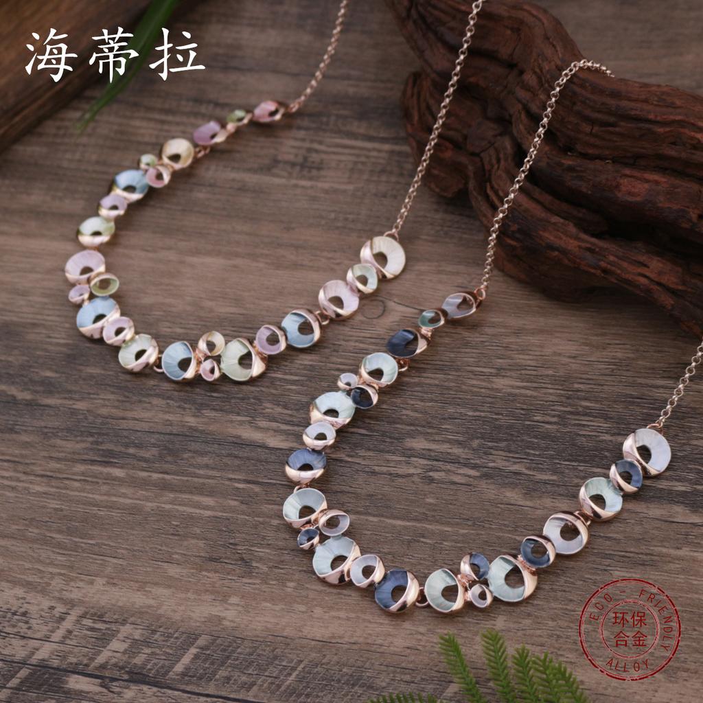 Новое эмалевое цветное полое ожерелье из сплава в виде цветка, женское ожерелье с маленькими цветами неправильной формы с высоким чувством стиля