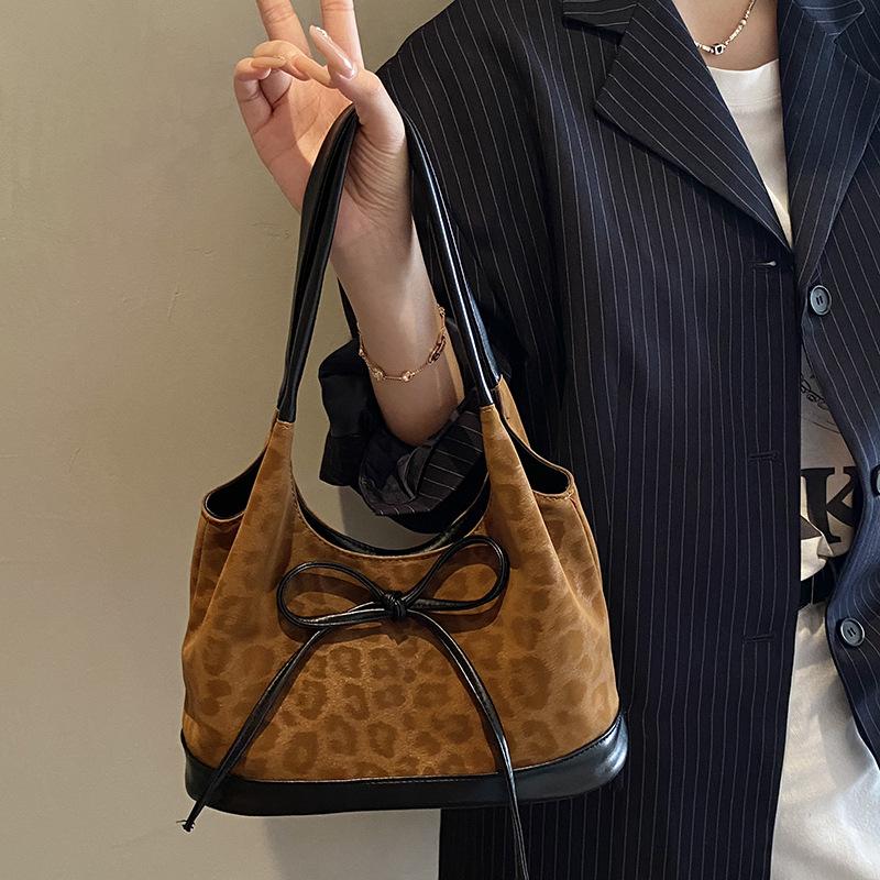 Сумка с леопардовым принтом женская большой вместимости 2025 новая осенне-зимняя универсальная ретро сумка через плечо популярная сумка-тоут для поездок на работу в этом году