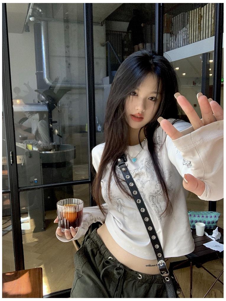 Хлопковая футболка с длинным рукавом с принтом - Дизайн приталенного кроя для начала осени