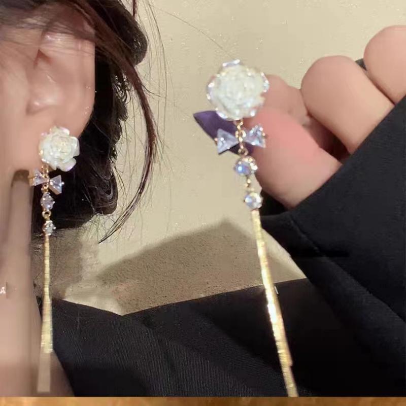 Серьги с кисточками из белых роз на серебряной игле S925 - Элегантный дизайн для круглых лиц