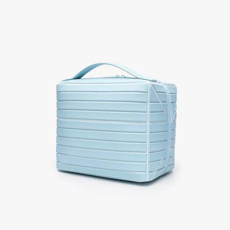 European-style minimalist popular practical large-capacity stylish storage bag for travel and commuting, striped three-dimensional makeup bag,