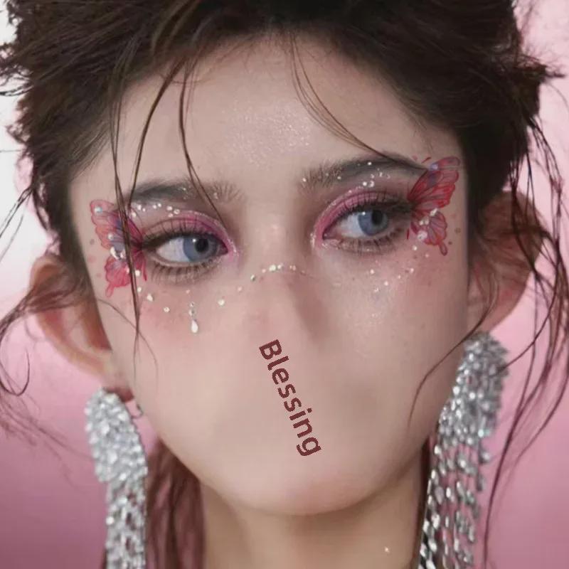Татуировки на лице с блестками в виде бабочек — водостойкие и долговечные наклейки для музыкального фестиваля