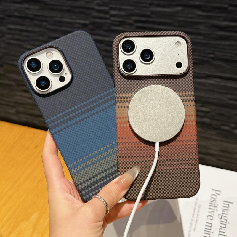 Ультратонкий чехол Kevlar для iPhone 17 с текстурой углеродного волокна, магнитной зарядкой и ударопрочной защитой для iPhone 16