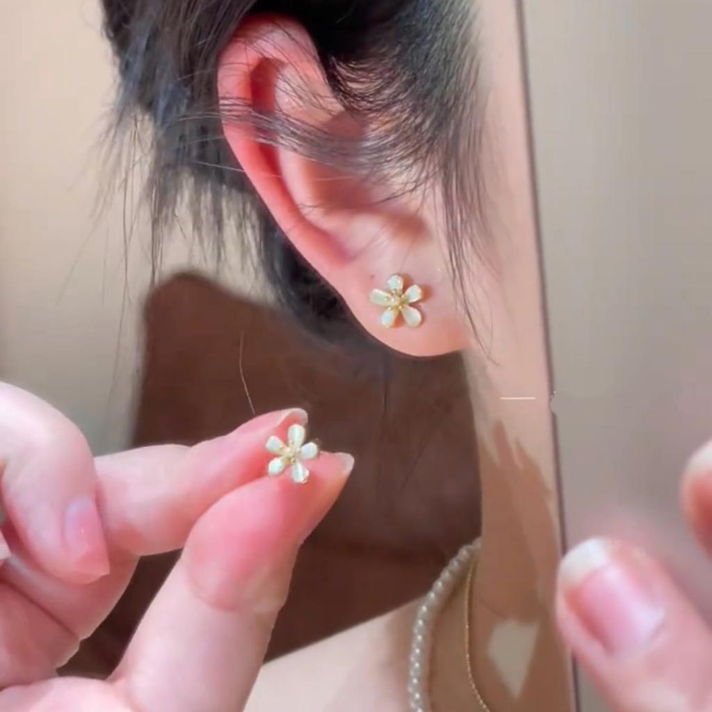 Серьги-пусеты с цветком из смолы с каплей масла и жемчугом, простые, маленькие и модные серьги, универсальные серьги для通勤, женские с высоким чувством стиля