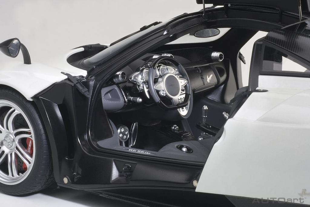 AUTOart Pagani Huayra white 1/12