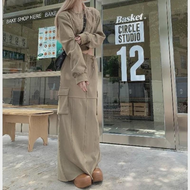 Женский ретро-костюм из двух частей: топ с длинными рукавами и юбкой с принтом - мода осени 2025 года