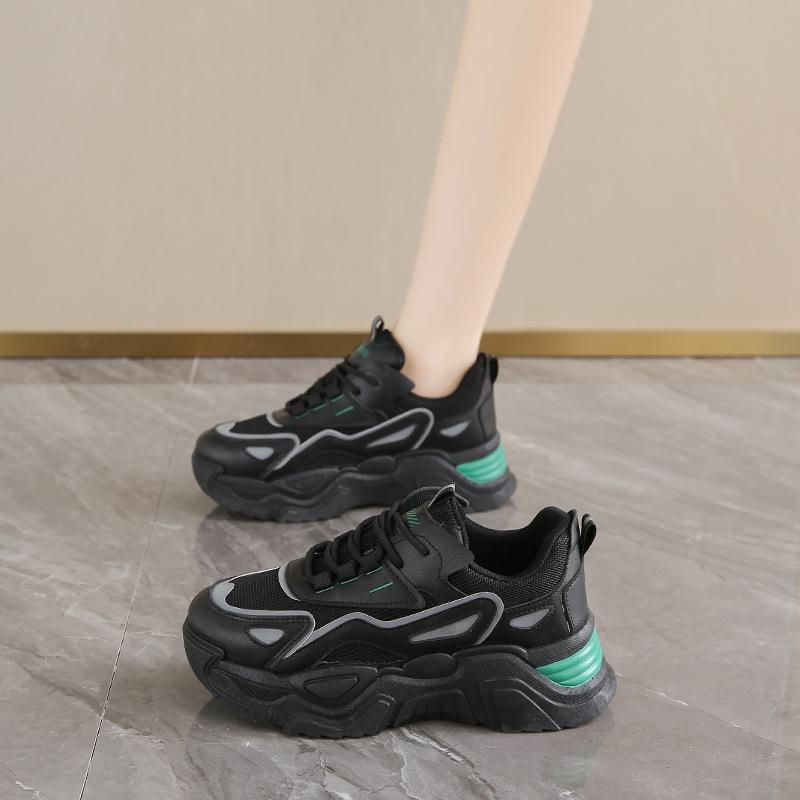 2025 весна новая женская обувь дышащая сетчатая спортивная обувь женская корейская версия универсальная утолщенная подошва увеличивающая рост повседневные кроссовки для папы женские