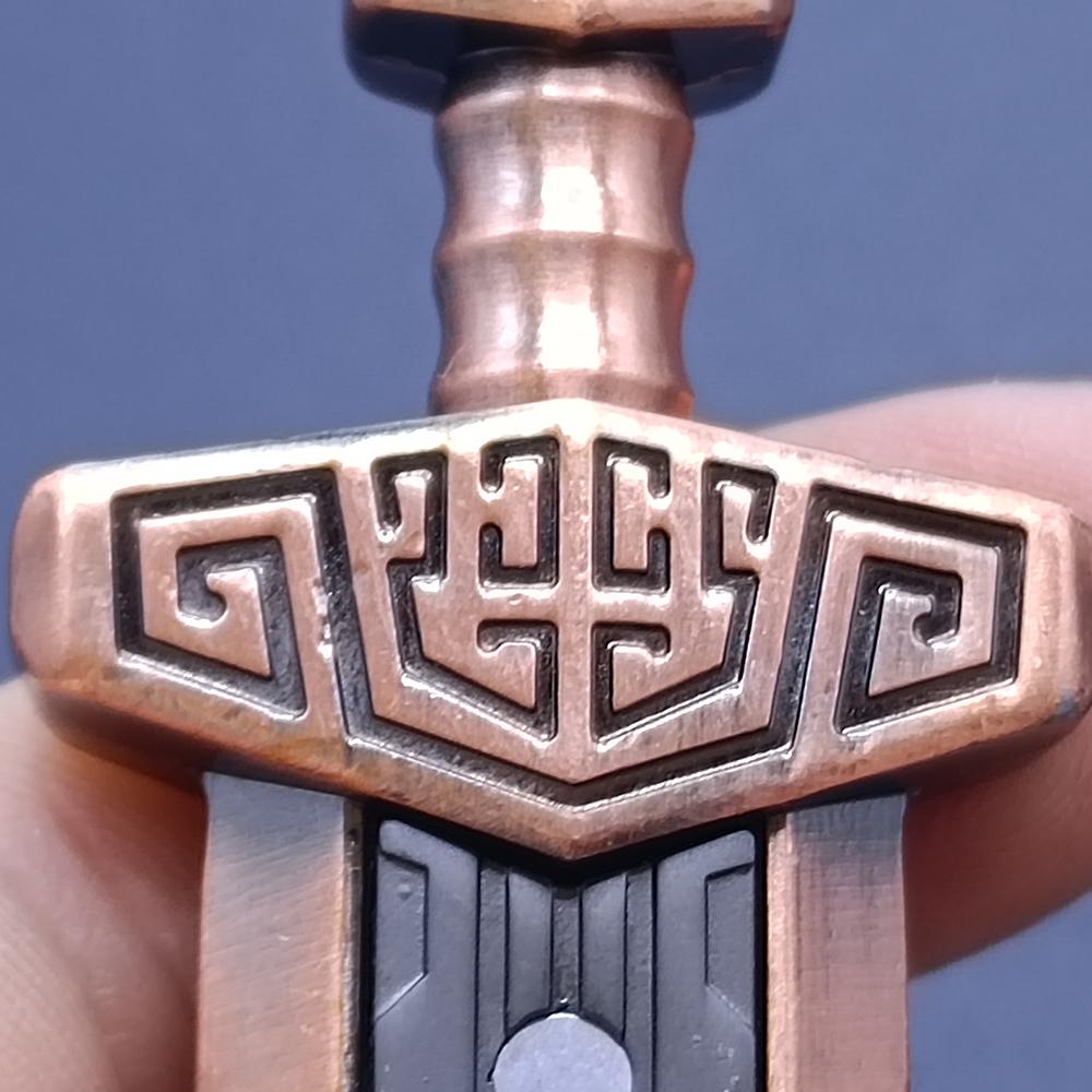Мини-игрушка-карточный клинок с нажимной кнопкой для пальца, элемент-магнитный кулон, снятие стресса, подарок для взрослого, портативная игра для пальцев