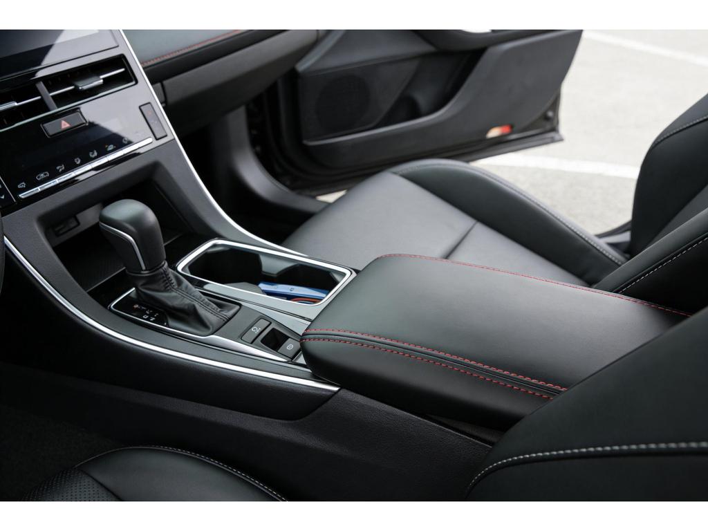 Чехол-подлокотник из микрофибры и кожи для Toyota Camry 9-го поколения 2024-2026 гг. - Прочный, износостойкий и грязеотталкивающий.