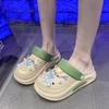 Съемные толстоподошвенные дырчатые туфли для женского лета, новые домашние нескользящие, увеличивающие рост, пляжные мультяшные крутые тапочки для ношения на улице