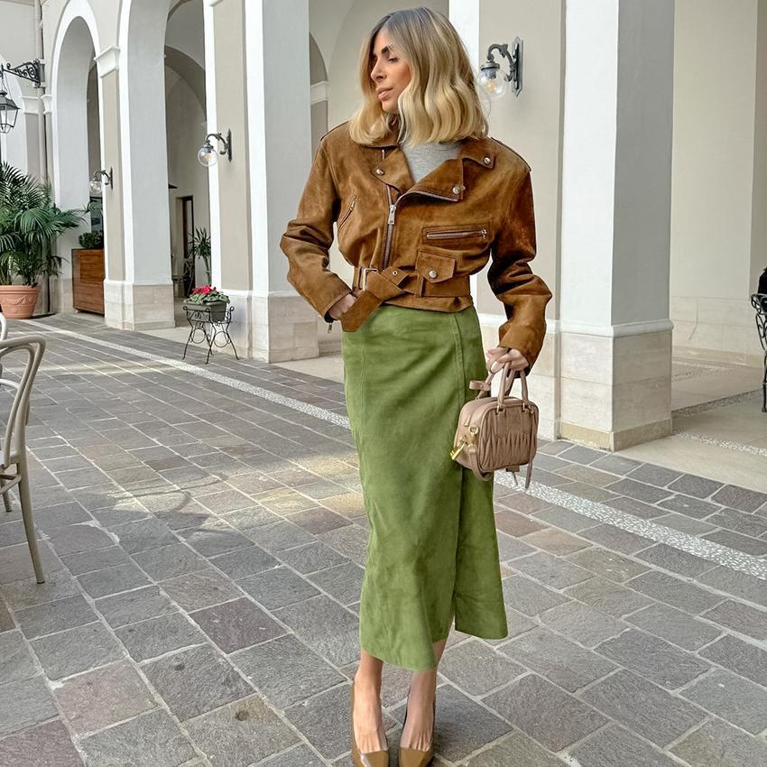 2025 Осень Винтаж Зеленая замшевая юбка А-силуэта с разрезом по низу и высокой талией, облегающая вельветовая юбка миди