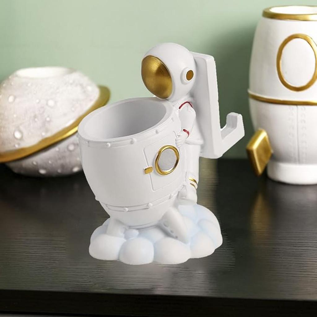 Resin Astronaut Sculpture Pen Holder Pencil Organizer Cosmetic Brush Holder Decorative Pen Box Makeup Brush Pot