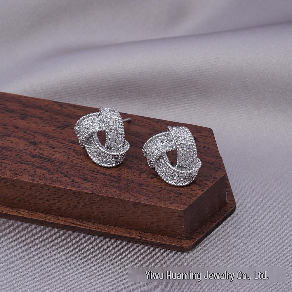 Французские серьги-пусеты с цирконами и бриллиантами в стиле легкой роскоши - Универсальные и трендовые стили