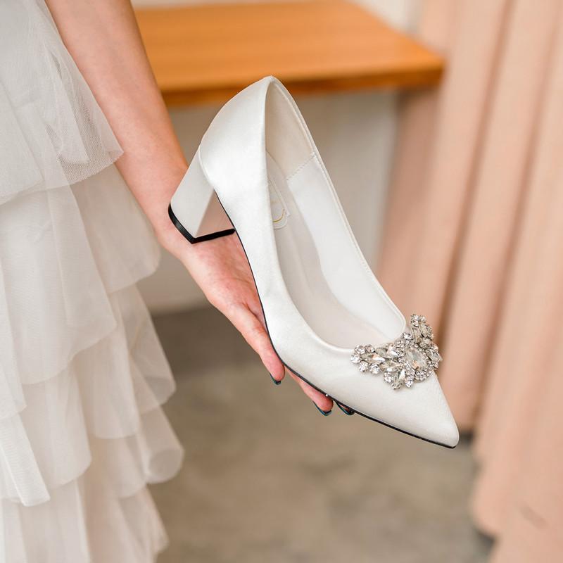 White Wedding Shoes Thick Heel Bridal Shoes Rhinestone Pointed Toe Mid-heel Large Size 41-43 Dress Shoes for Wedding Women Pumps