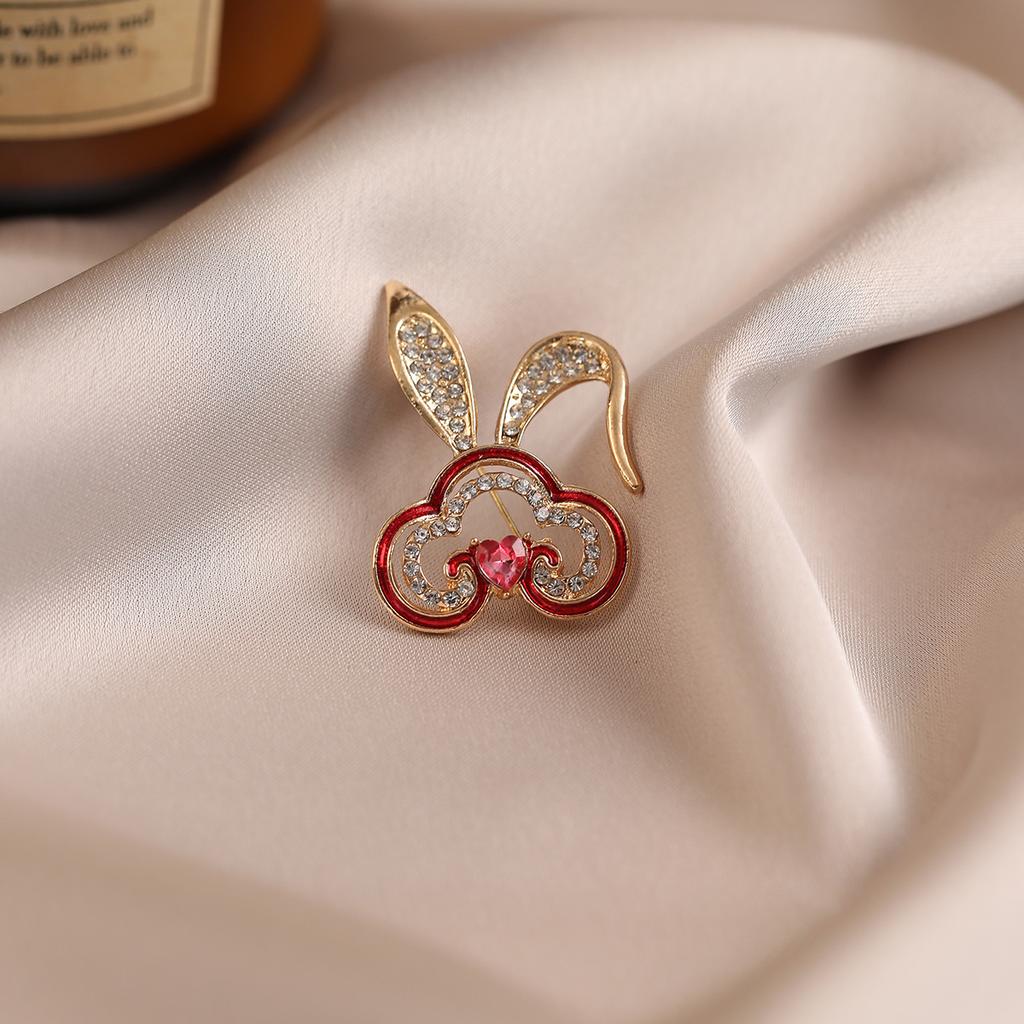 Chinese Style Rabbit Anti-light Brooch Auspicious Cloud Design Sense Fashion Corsage Temperament Pin Coat Suit with Accessories
