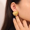 Французские ретро-винтажные серьги-сердечки: Позолоченная титановая сталь с простым текстурным дизайном для женщин