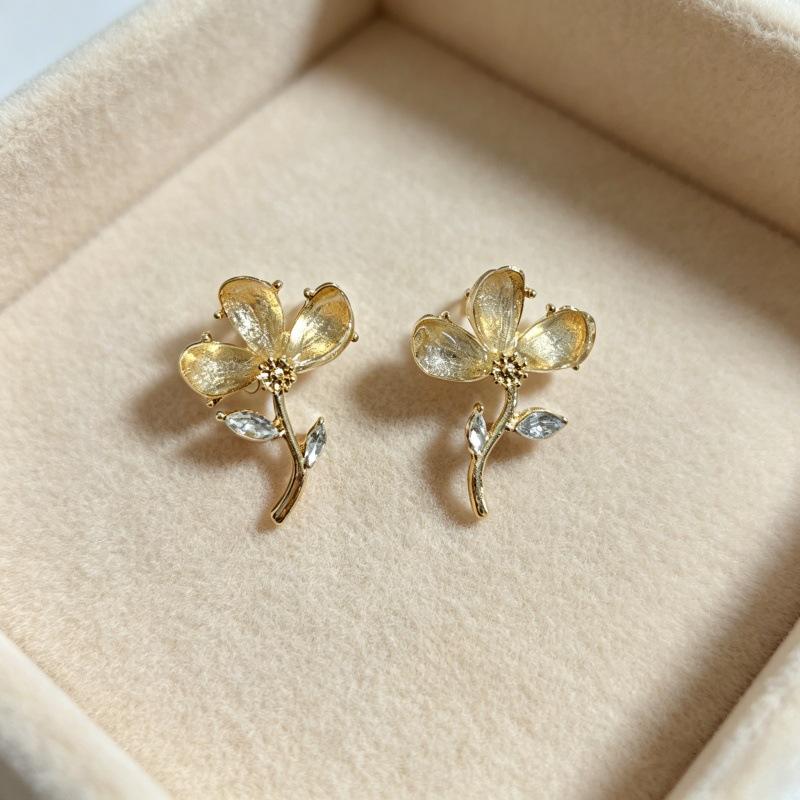 2026 new light luxury synthetic zircon flower earrings female Mori sense Internet celebrity earrings fashion exquisite commuter ear jewelry