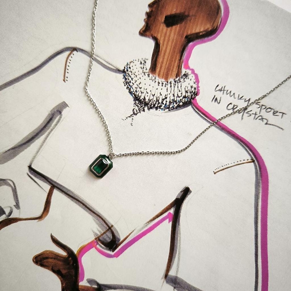 Серебряное колье с фианитами, емаллю, вес изделия 2,1 гр (60002240)