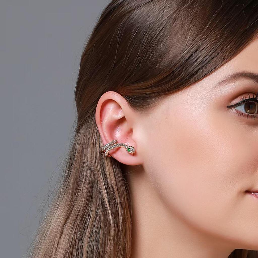 Элегантные серьги-клипсы в виде змеи с бриллиантами - без прокола, минималистичная мода, нишевый дизайн