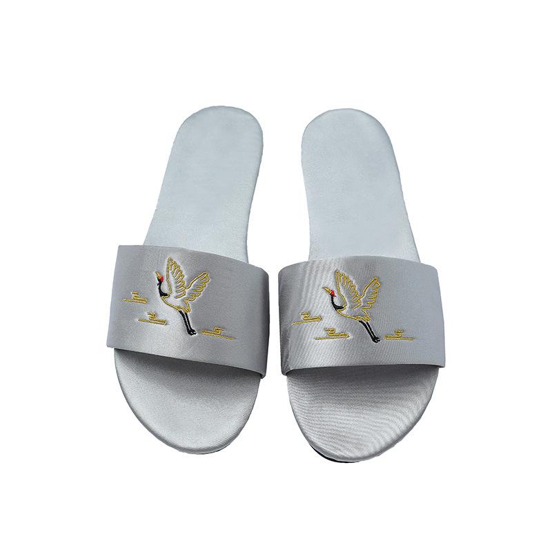 Свадебные тапочки для подружки невесты с вышивкой Свадебные шелковые красные тапочки Свадебный утренний халат невесты в сочетании с женской обувью