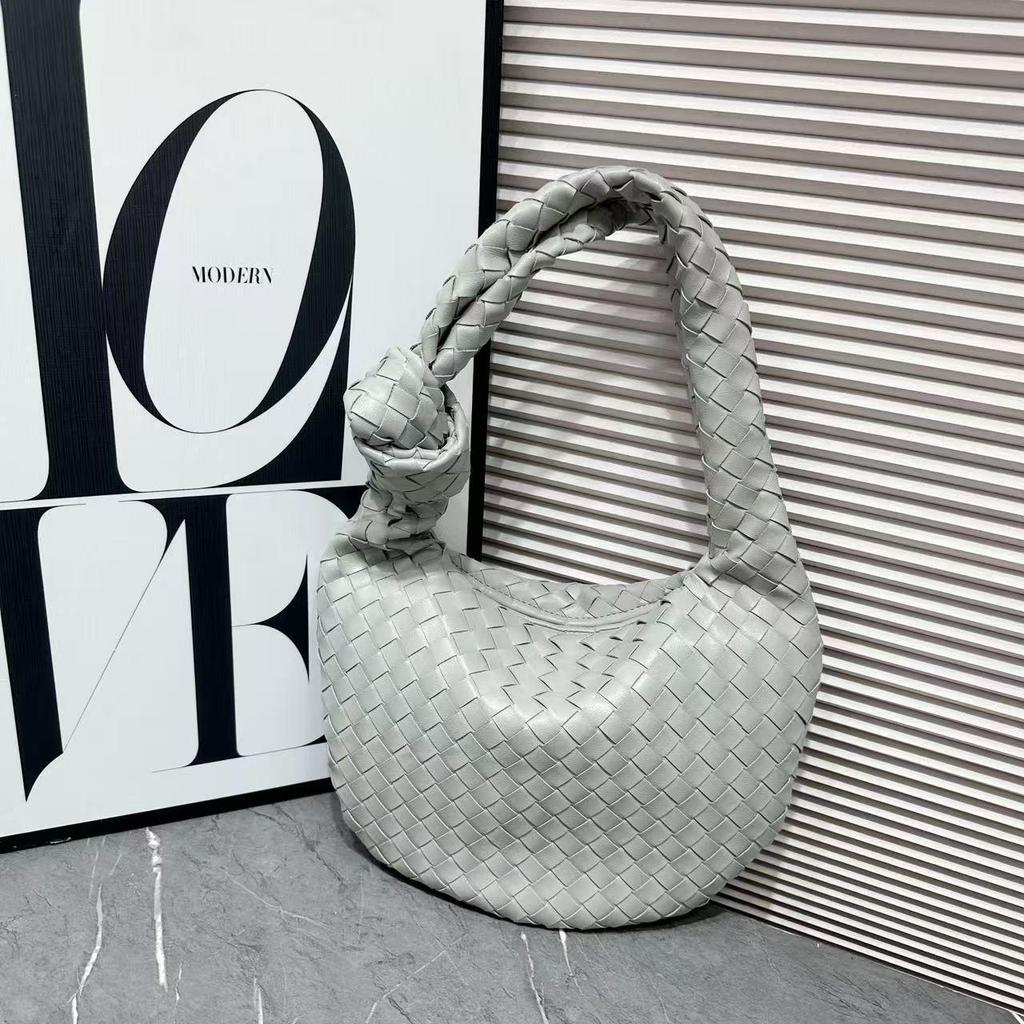 Сплетенная вручную сумка-круассан - Завязывающаяся на узел, на одно плечо, подмышку, тоут