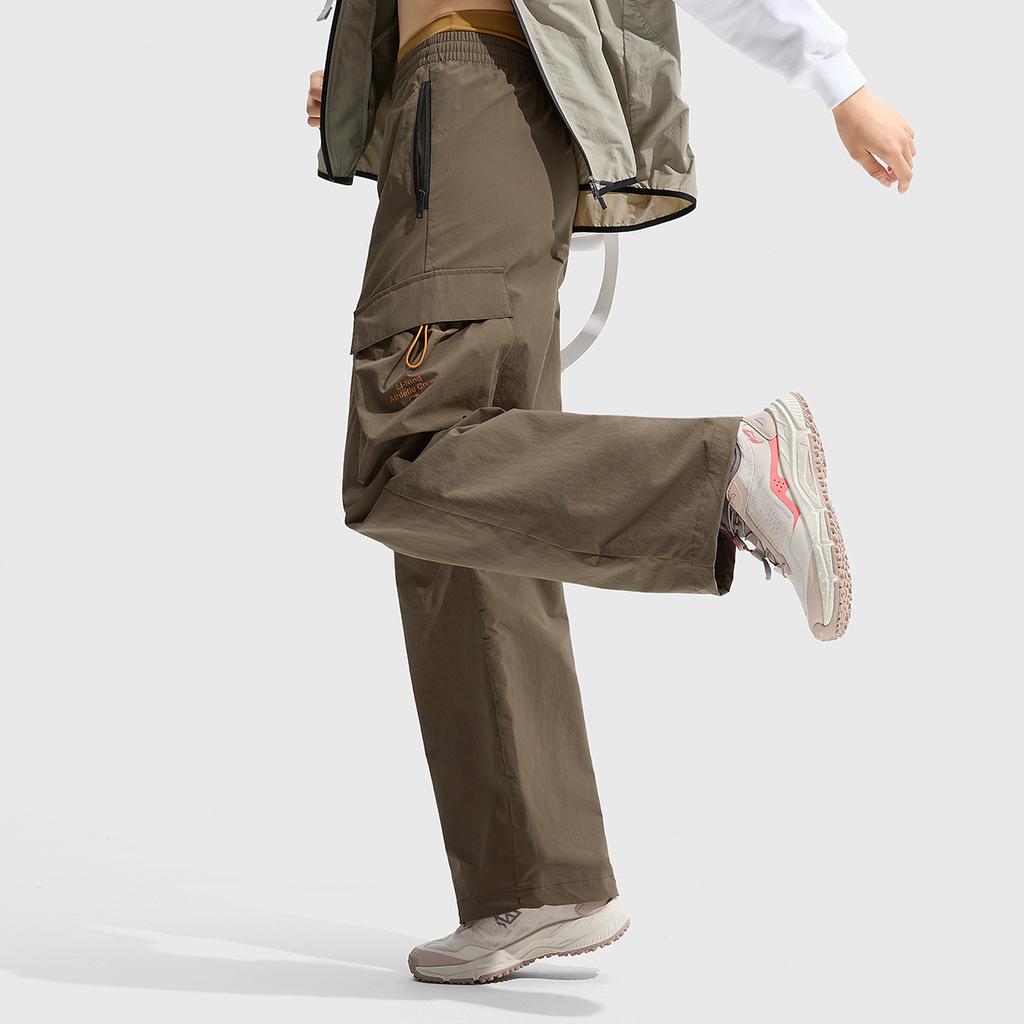 Li Ning Fitness Series Ретро Восточный стиль Средняя талия Прямые свободные тканые спортивные повседневные брюки с большим карманом Женские брюки тиково-коричневые AYKU744-2