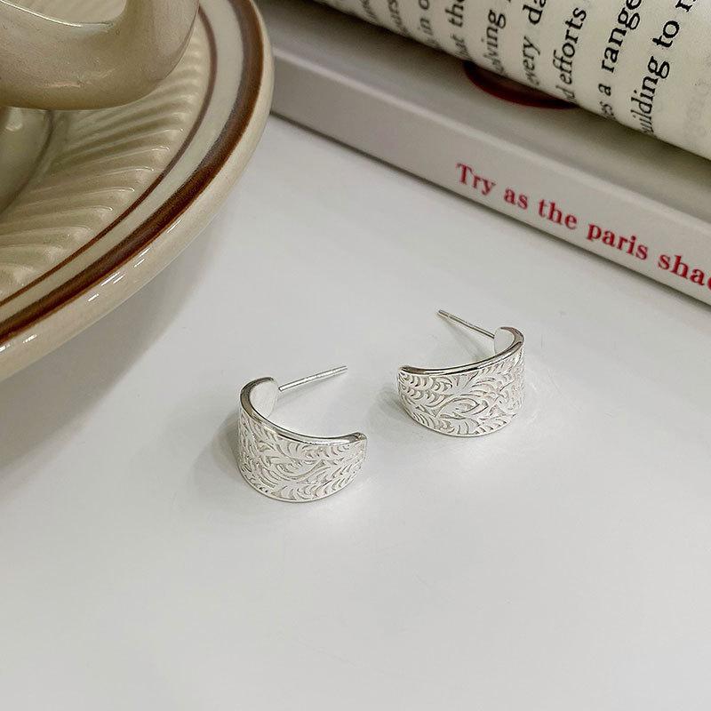 Серьги с широким лицом в форме буквы C Tang Grass Pattern Новые серьги с простым китайским узором Niche Design Sense