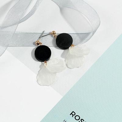 Корейские модные серьги-цветы из смолы и дерева для женщин — простые и универсальные.