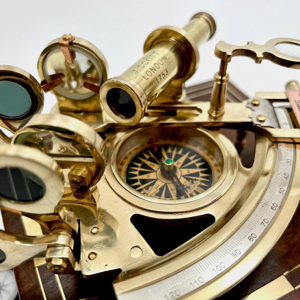 Антикварный латунный секстант - навигационный инструмент для астрономии и морской навигации. Антикварный морской компас секстант винтажный морской.