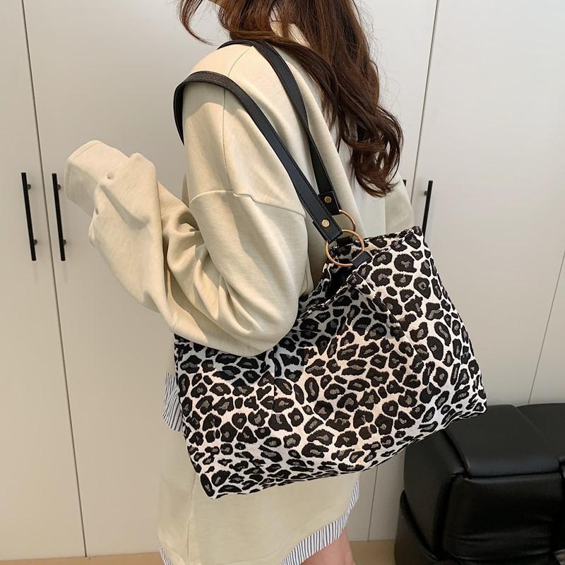 Korean Version of Personalized Fashion Simple Zebra Pattern Trend Casual Commuting 2025 Autumn New Chain Tote Shoulder Bag