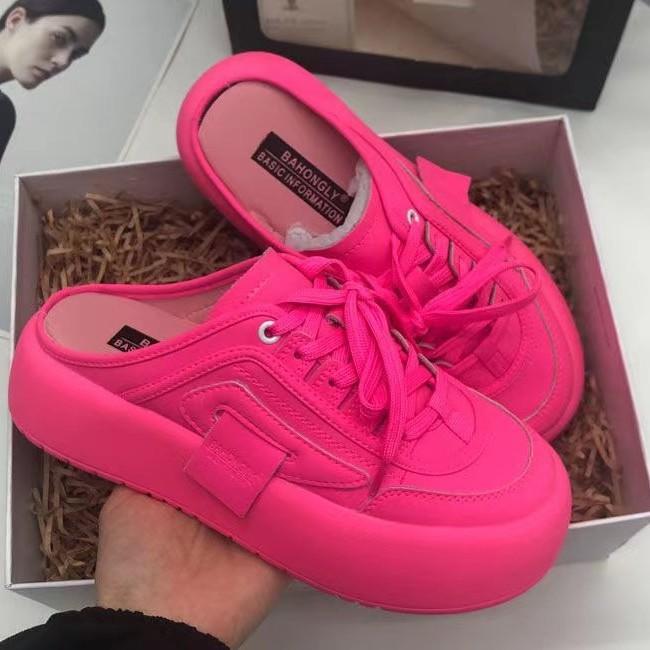 Тапочки-полушапки с ленивым носком, женская летняя одежда 2025 года, новые белые туфли с круглой головкой, одна педаль, без каблука, обувь для доски с большой головкой